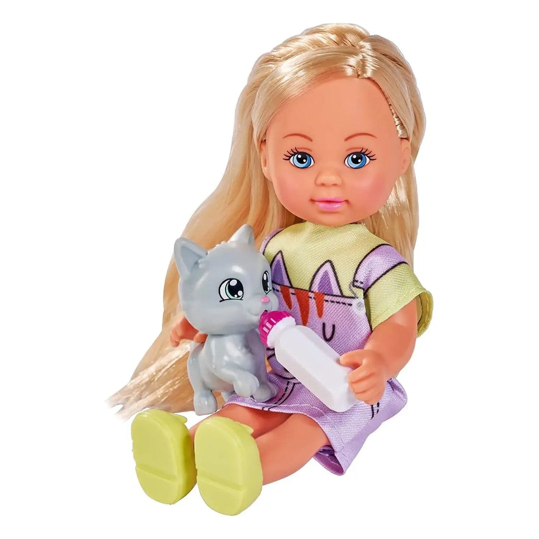 Evi Love doll wearing a lilac pinafore, sitting with a kitten on her lap, drinking milk from a baby bottle