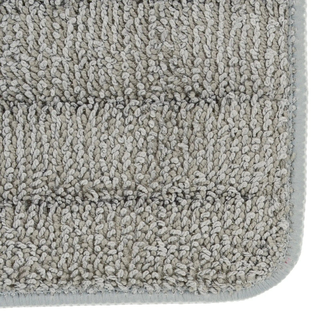 Close up of the highly absorbent fibres on a grey replacement mop pad for Mud Mummy Spray Mop